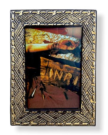 Quadro Inri Mãos Ensanguetadas de Jesus com Vidro 20x15