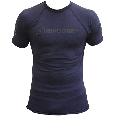 Rash Guard preta tecido poliamida com alta compressão, ajuste de pressão na cintura e proteção UV50