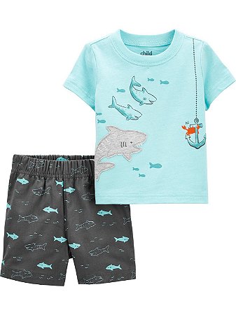 Camiseta Azul e Shorts Cinza Tubarão