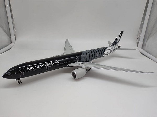 JC Wings 1:200 Air New Zealand Boeing 777-300ER - Pedro Miniaturas