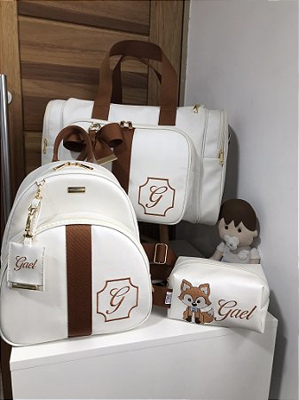 Kit Maternidade Malinha New, Mochilinha baby P e Nécessaire box M Sintético offwhite com faixa caramelo