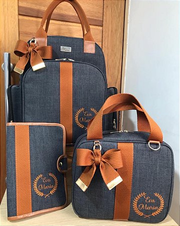 Kit Maternidade Mochila Multi, Frasqueira básica e porta carteira de vacinação Linho preto com faixa caramelo