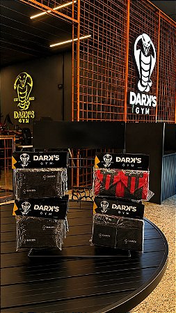 EXPOSITOR COM PRODUTOS DARK HOUSE