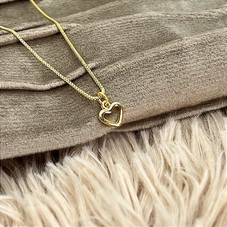 Colar Dourado com Pingente de Coração Vazado