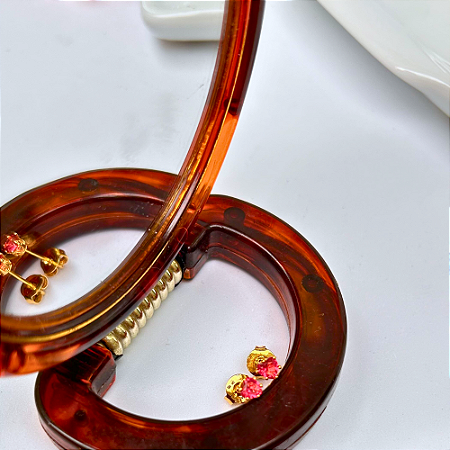 Brinco Dourado de Coração com Zircônias Rosa