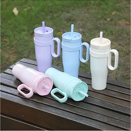 COPO TÉRMICO C/ALÇA LATERAL DUPLA CAMADA EM INOX, TAMPA VEDADA E CANUDO INOX IMBUTIDO P1939