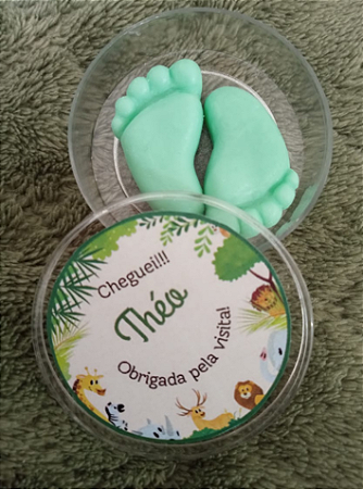 kit 30 pares de pezinhos de sabonetes perfumados na latinha. Chá de bebê, fralda ou revelação.