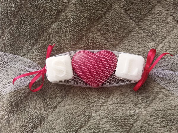 Kit Lembrancinhas para casamento em sabonetes perfumados com as iniciais do casal e um coração.
