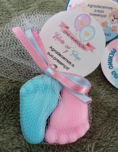 10/30/50/60 ou 100 Pares de pezinhos de sabonetes perfumados no tule, fita de cetim e etiqueta. Chá de bebê, visitação, chá de fralda ou revelação.