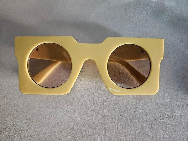 oculos geometrico amarelo