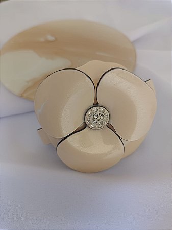 Prendedor Camélia Bege