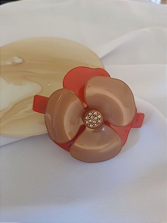 Prendedor Camélia Vermelho com bege