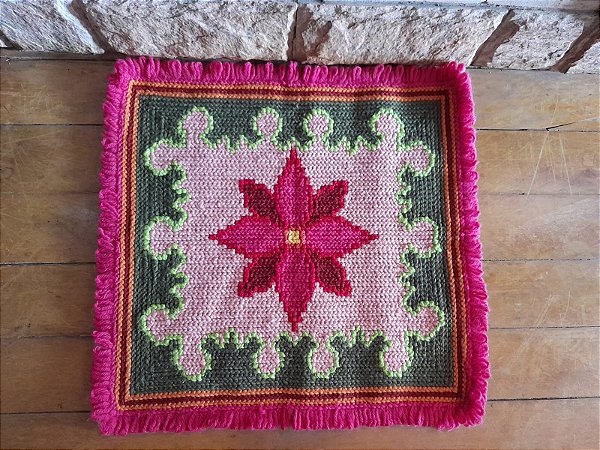 Tapete Arraiolo Flor em Moldura Verde e Rosa 52x55cm