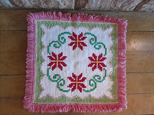Tapete Arraiolo Flores em Moldura Fundo Branco 44x44cm