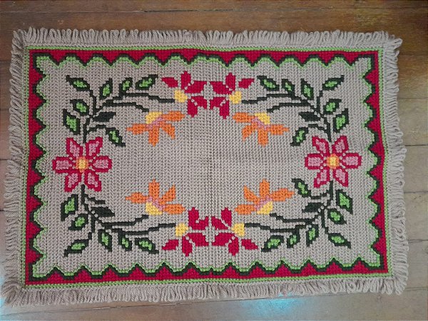 Tapete Arraiolo Moldura Flor Fundo Bege 55x80cm