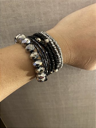 Mix de pulseiras preto e prata