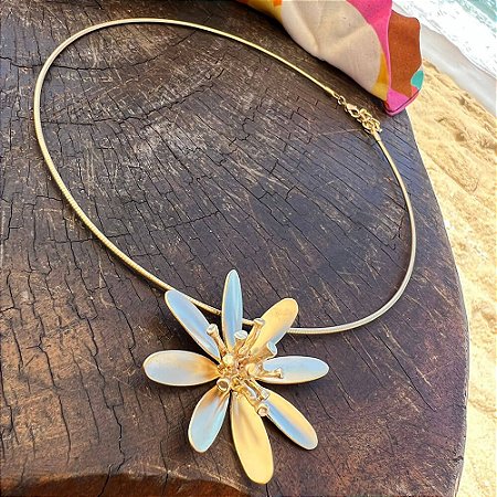 Colar Flor Dourado Fosco