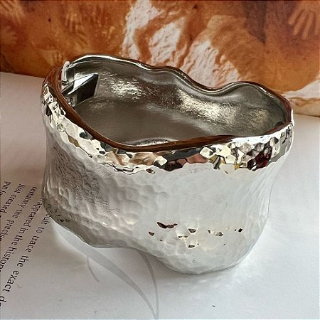 Bracelete Borda Irregular Martelado Prateado