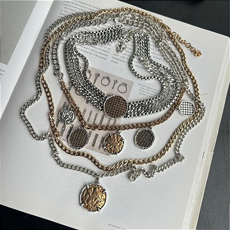 Colar Quatro Voltas Medalhas