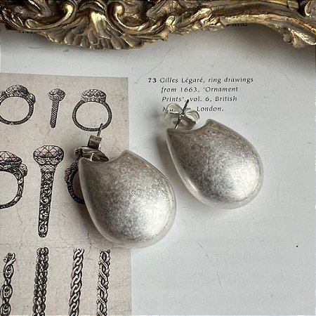 Brinco Gota Lateral Prateado Fosco