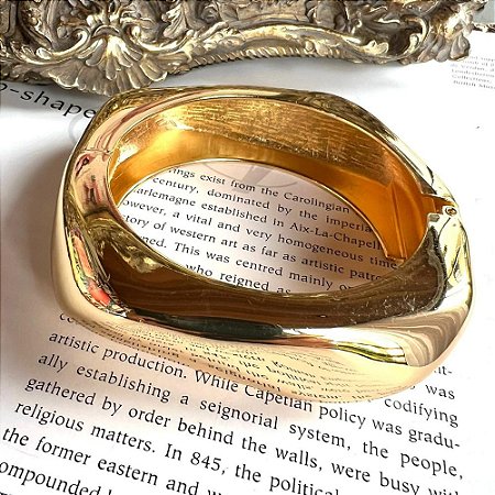 Bracelete Quadrado Abaulado Dourado