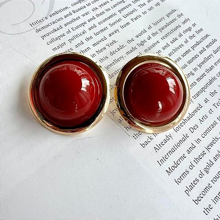 Brinco Vermelho Resina Dourado
