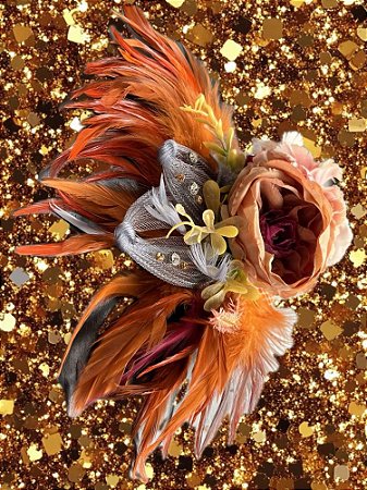 Casquete Flor Plumas Laranja Vinho