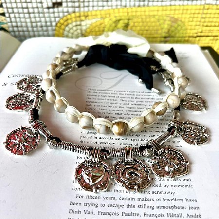 Colar Fio Duplo Medalhas