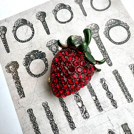 Broche Morango Cravejado Vermelho