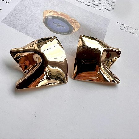 Brinco Quadrado Orgânico Dourado