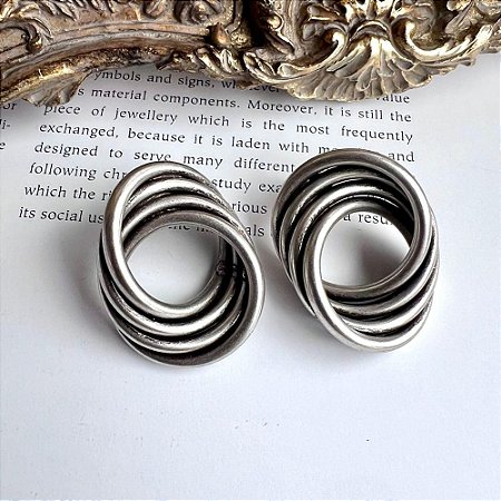 Brinco Futurista Prateado Envelhecido