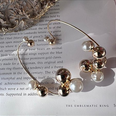 Brinco Earcuff Pérolas Esferas Dourado