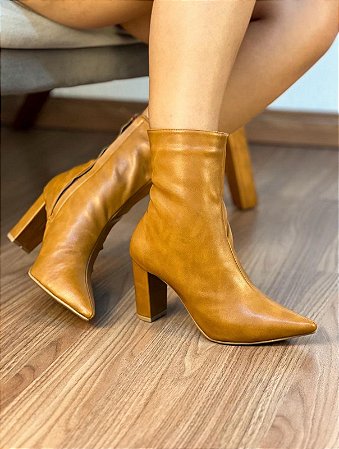 Bota Larissa Caramelo