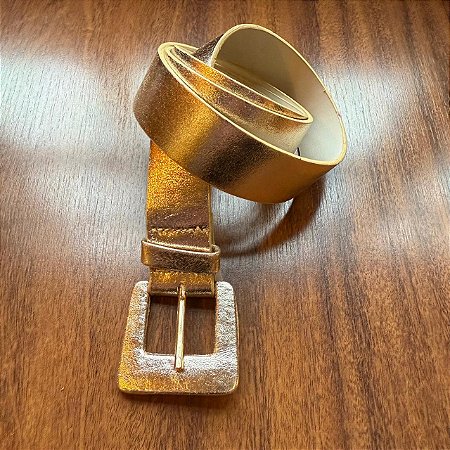 Cinto de Couro Dourado Metalizado com Fivela Quadrada