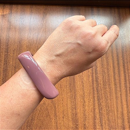 Pulseira em Resina: Minimalismo e Elegância para o Dia a Dia
