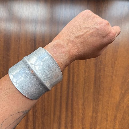 Bracelete Cuff Prata Fosco: Elegância Moderna e Minimalista