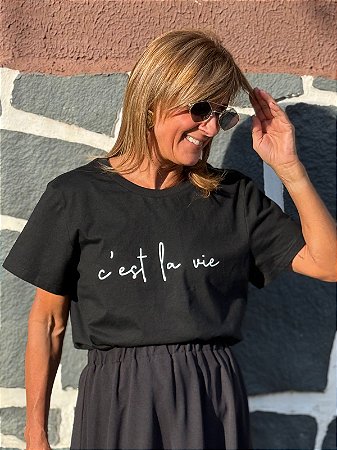 Camiseta "C'est la Vie" em Algodão - Viva a Vida com Estilo!