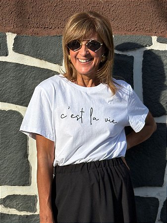 Camiseta "C'est la Vie" em Algodão - Viva a Vida com Estilo!
