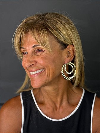 Brinco Duo Circle Gold – Design Orgânico & Leveza