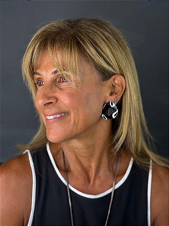 Brinco Button Gloss Silver – Design Orgânico & Brilho Espelhado