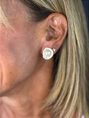 Brinco Artisan Pearl Gold – Textura Martelada & Elegância Clássica