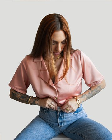Camisa Cropped Manga Curta Feminina de Cetim Rosa Antigo