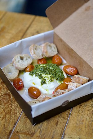 Burrata com Pesto, Tomate Confitado e Pão Crocante "Exclusivo Curitiba e Região Metropolitana"
