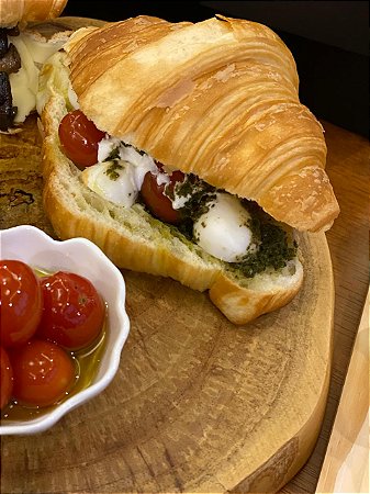 Croissant de Mussarela de Búfala, Tomates Assados e Pesto - "Exclusivo Curitiba e Região Metropolitana"