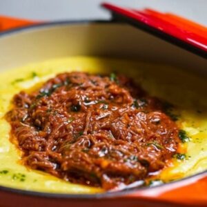 Polenta Cremosa com Ragu de Costela Defumada