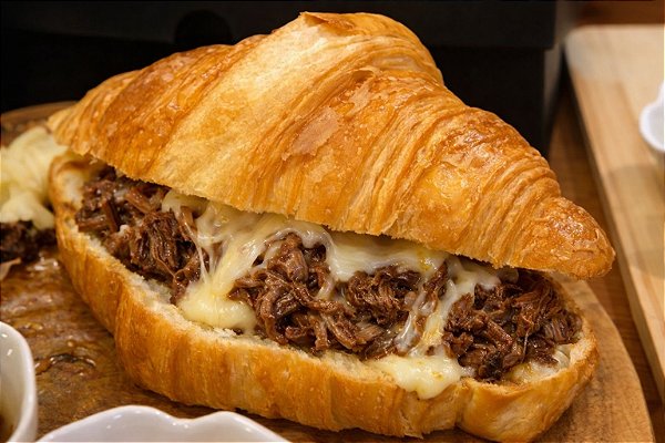 Croissant de Costela Fogo de Chão Desfiada com Queijo - "Exclusivo Curitiba e Região Metropolitana"