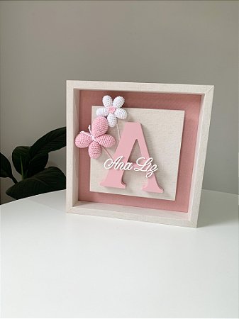 Enfeite de porta maternidade com flor e borboleta de crochê amigurumi