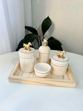 Kit higiene branco aplique cavalo dourado com filete de ouro 5 peças