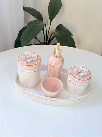 Kit higiene branco aplique flores e borboletas rosa velho com filete de ouro 5 peças