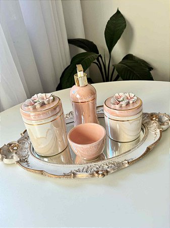 Kit higiene branco e rosa velho com filete de ouro aplique flores e borboletas dourado 5 peças